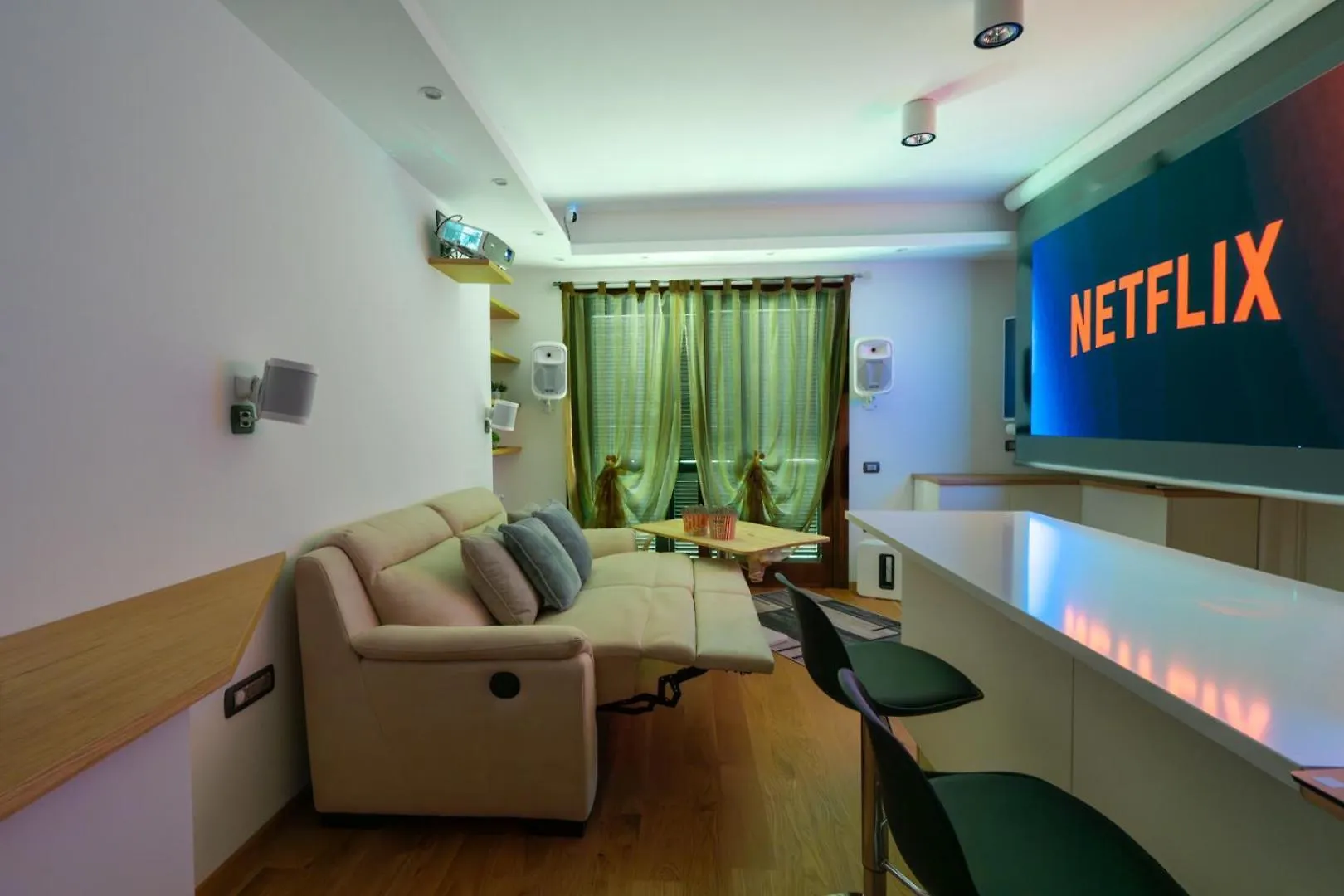 Luxury Apartment In Olbia, Terrazza & Cinema 0*, Olbia